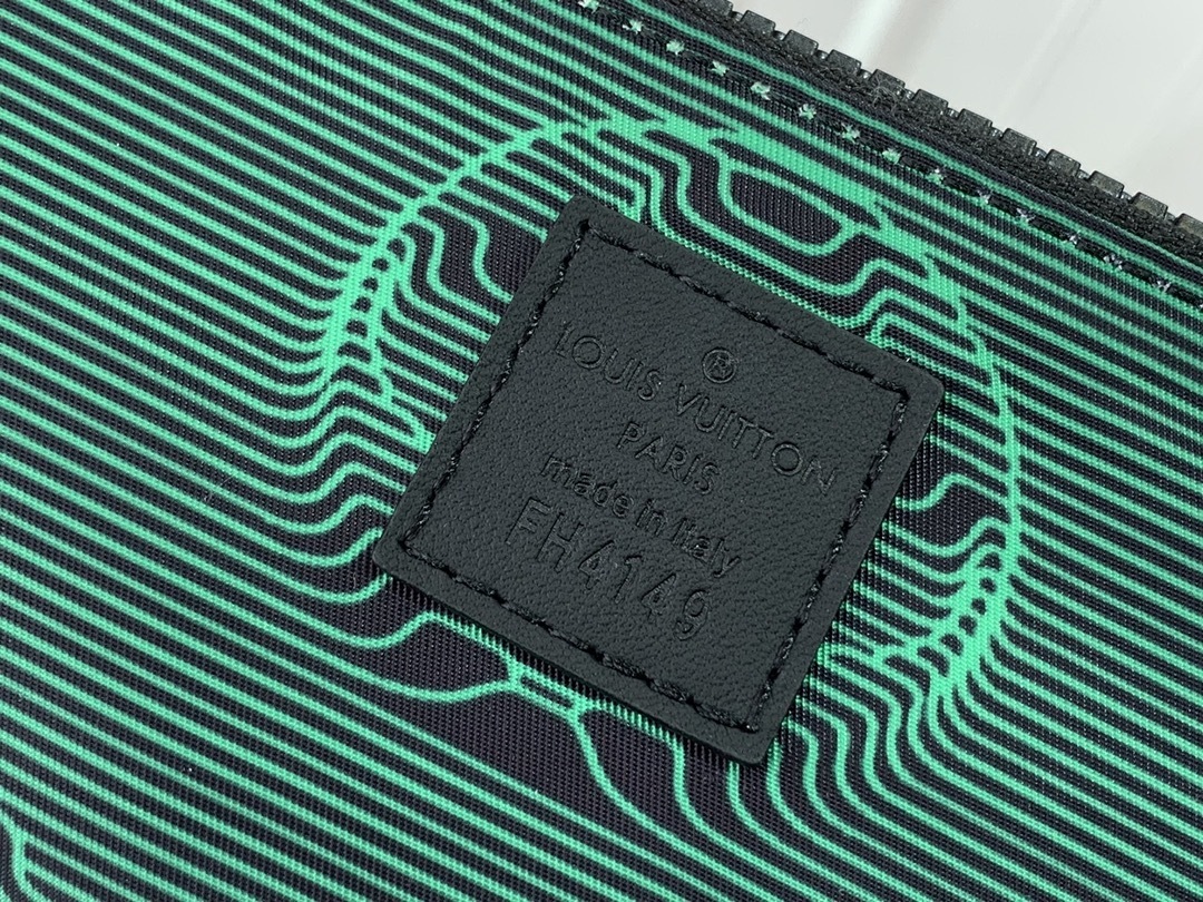 LV 2054 REVERSIBLE POUCH M80142 