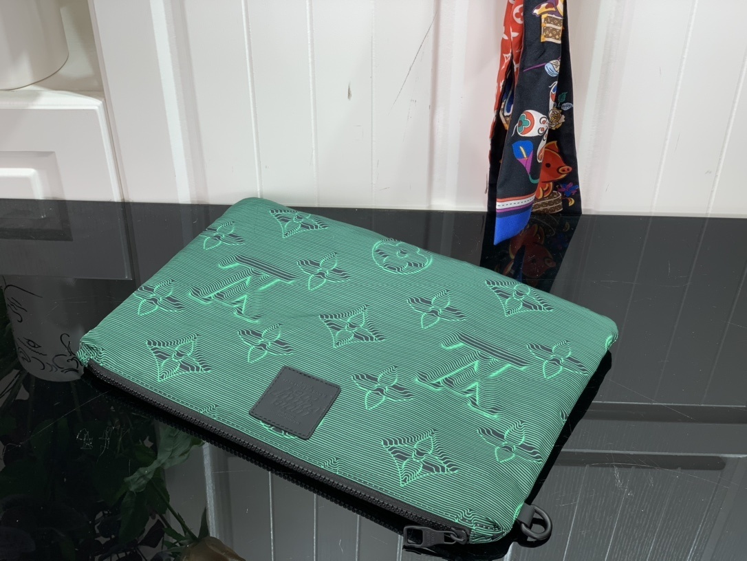 LV 2054 REVERSIBLE POUCH M80142 