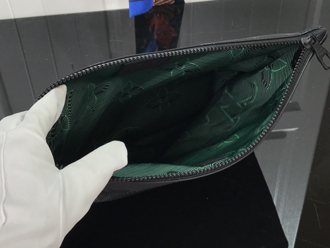 LV 2054 REVERSIBLE POUCH M80142 