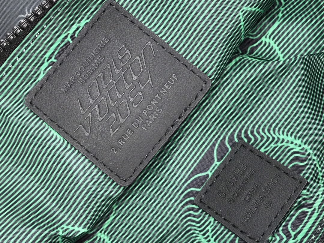 LV 2054 REVERSIBLE POUCH M80142 