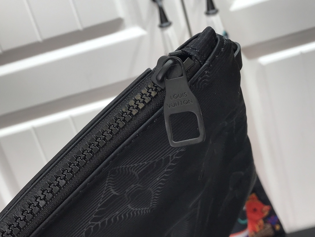 LV 2054 REVERSIBLE POUCH M80142 