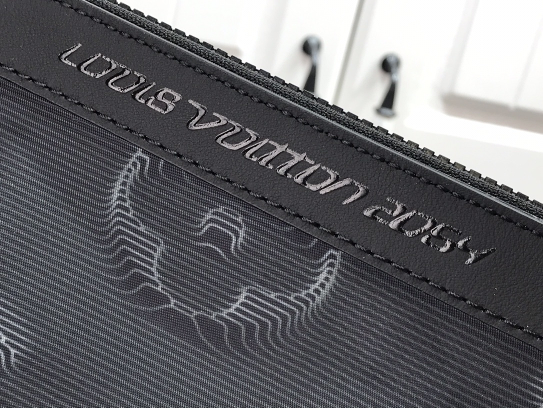 LV 2054 REVERSIBLE POUCH M80142 