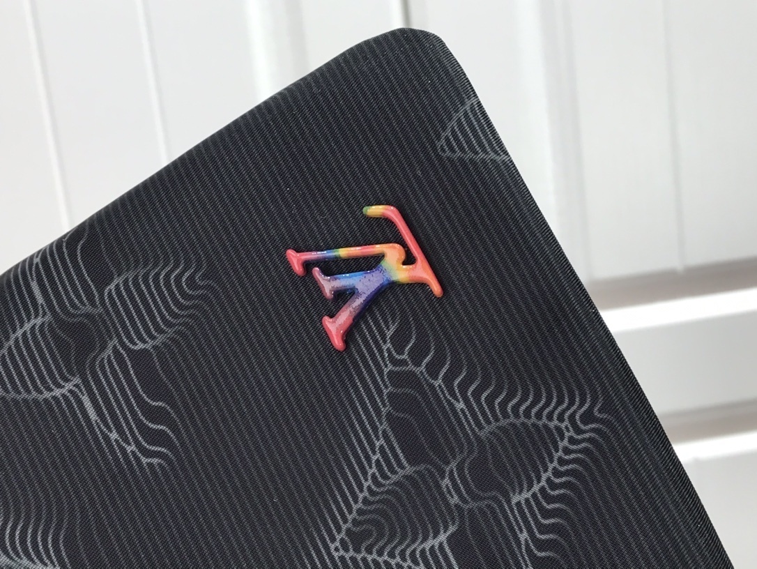 LV 2054 REVERSIBLE POUCH M80142 