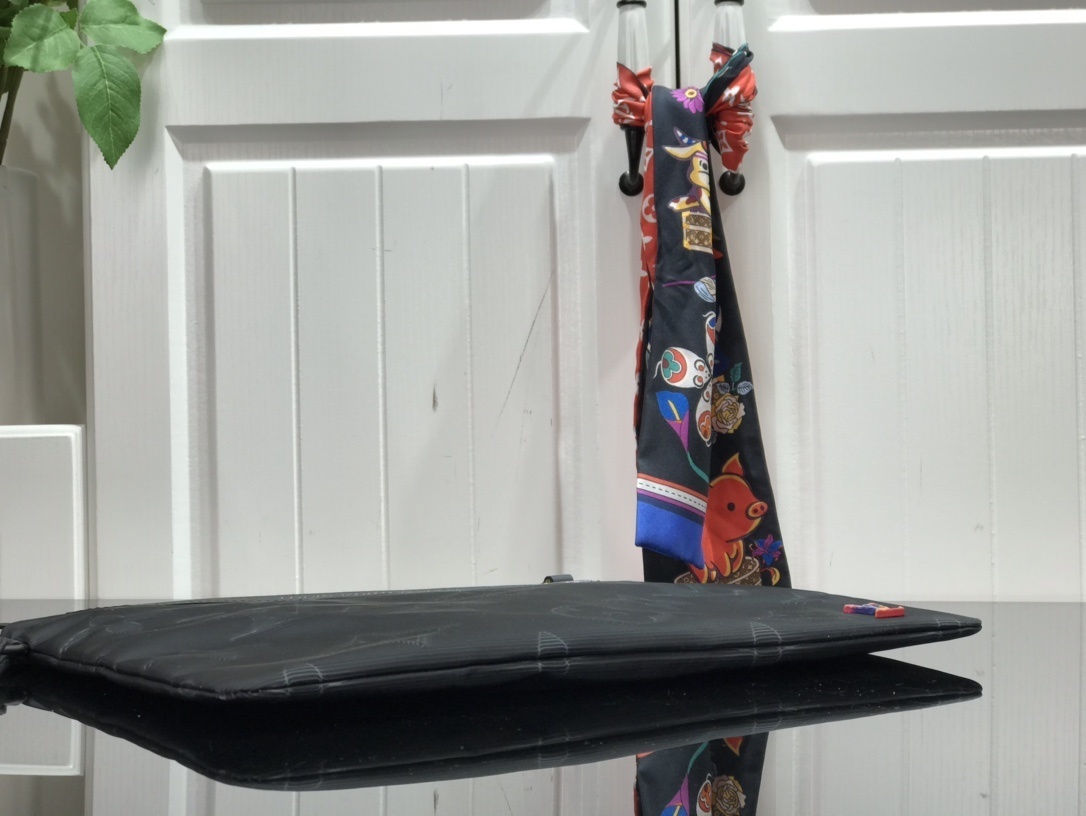 LV 2054 REVERSIBLE POUCH M80142 