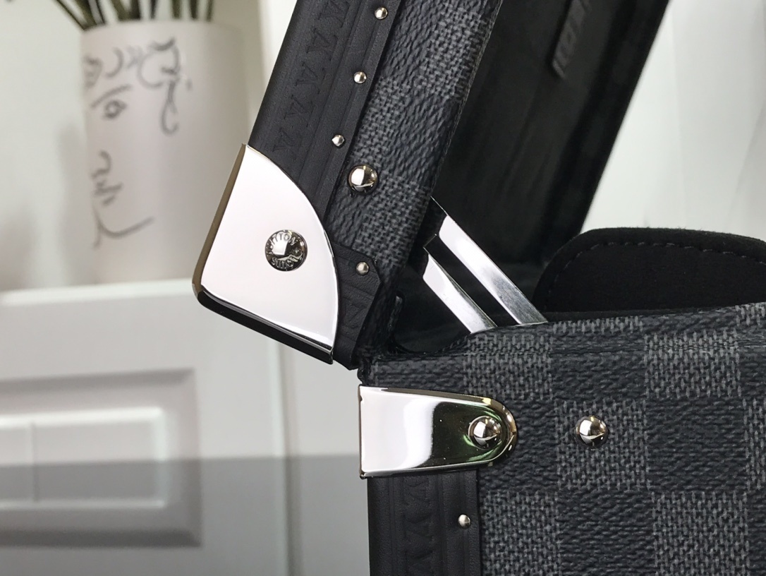 LV 8 WATCH CASE N48226