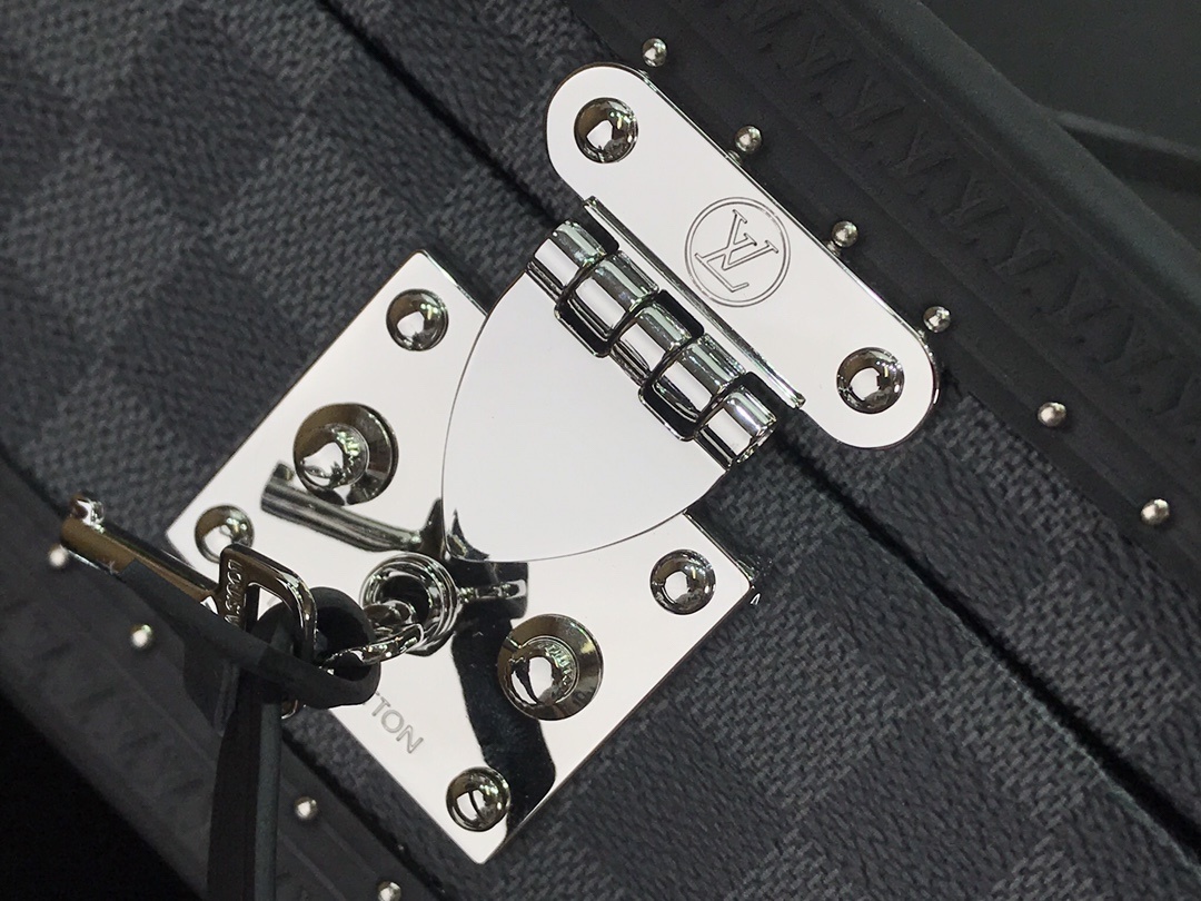 LV 8 WATCH CASE N48226