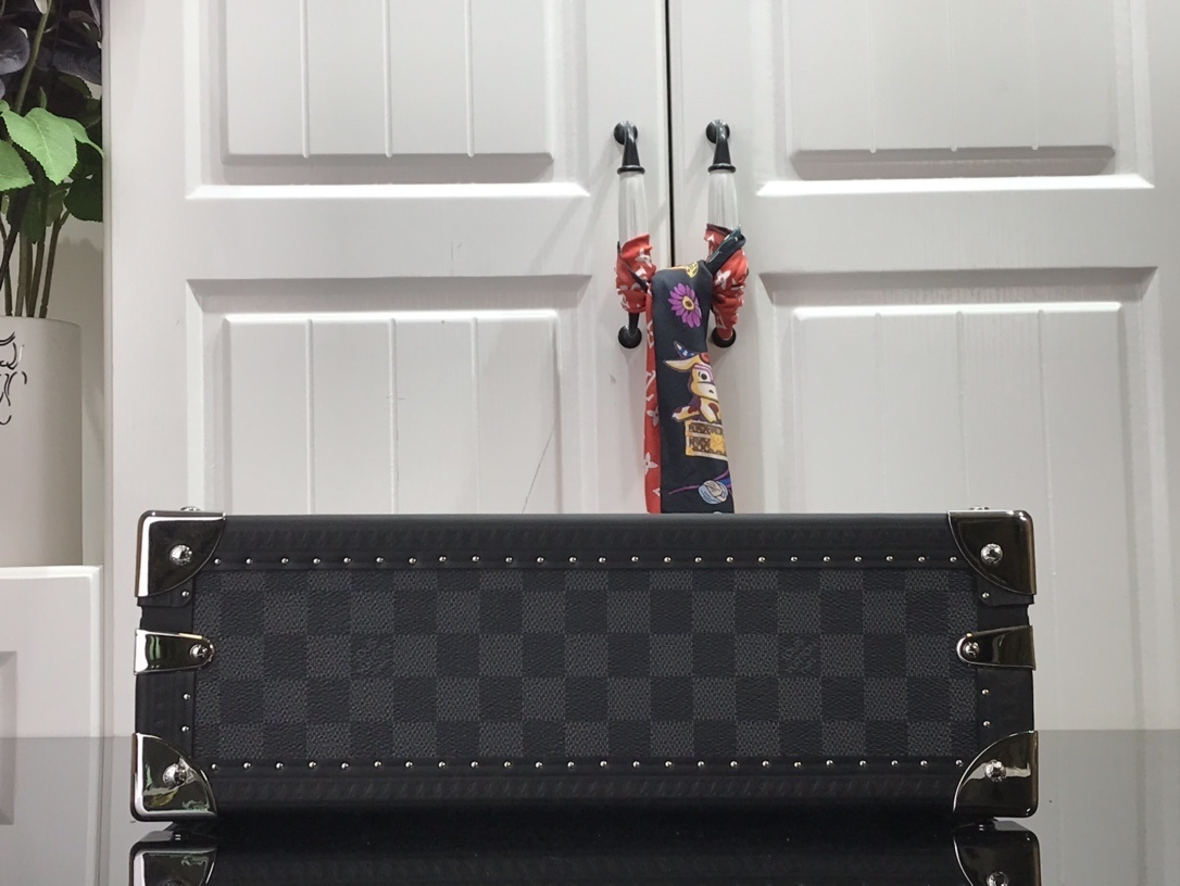 LV 8 WATCH CASE N48226