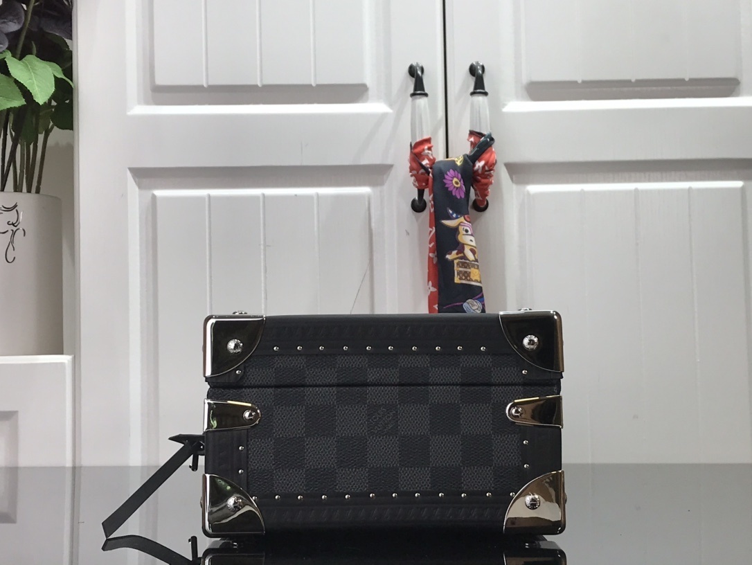 LV 8 WATCH CASE N48226