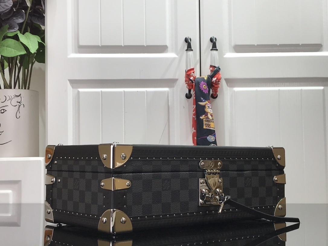 LV 8 WATCH CASE N48226