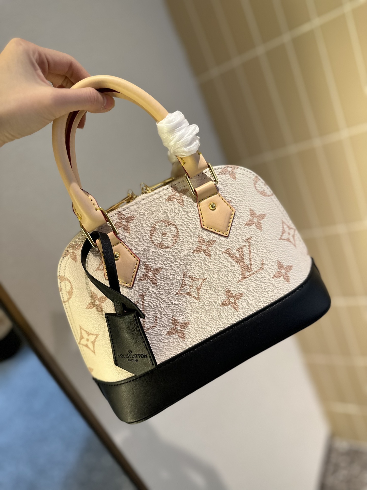 LV Alma 4106T 