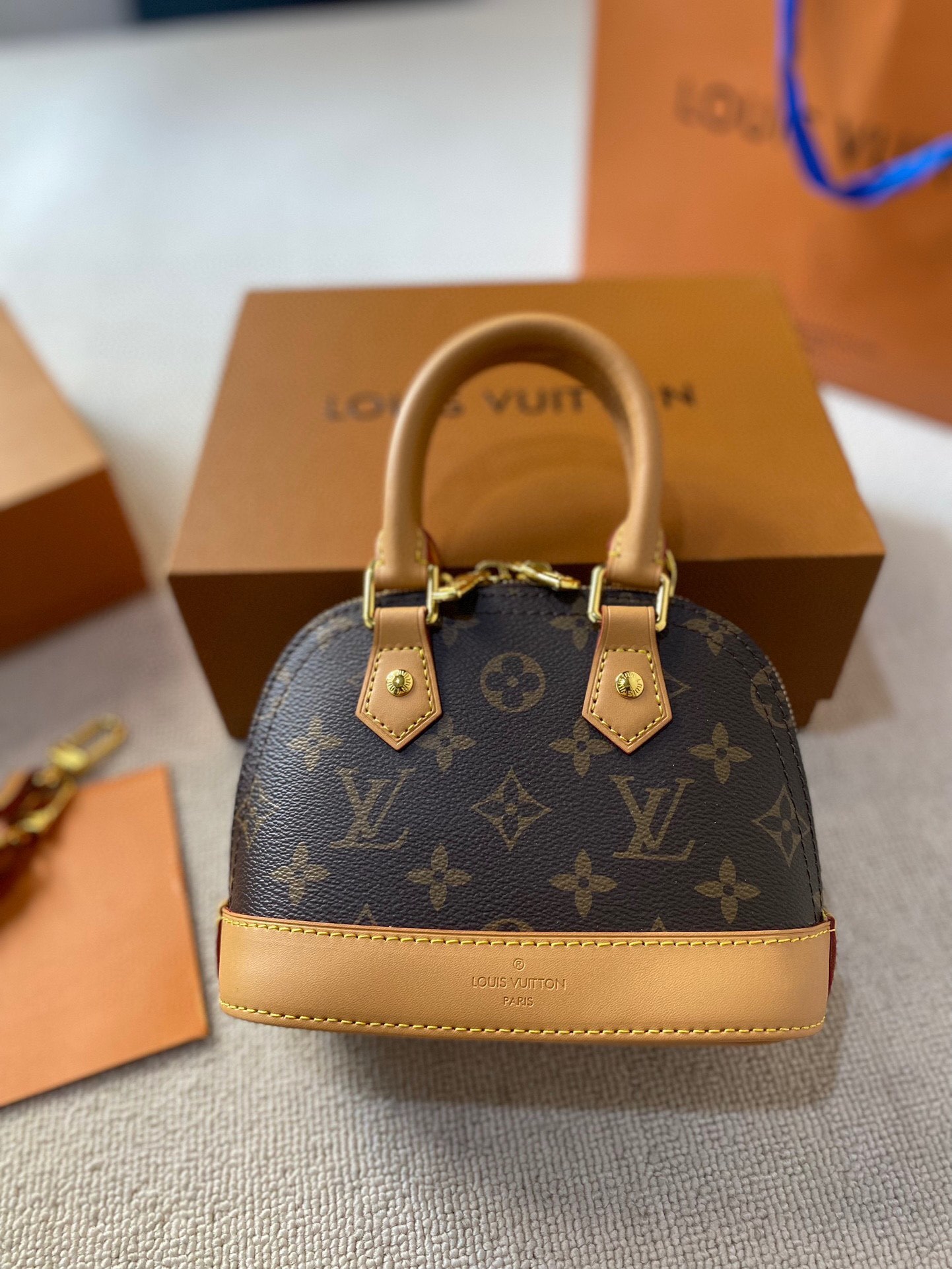 LV Alma 4106T 