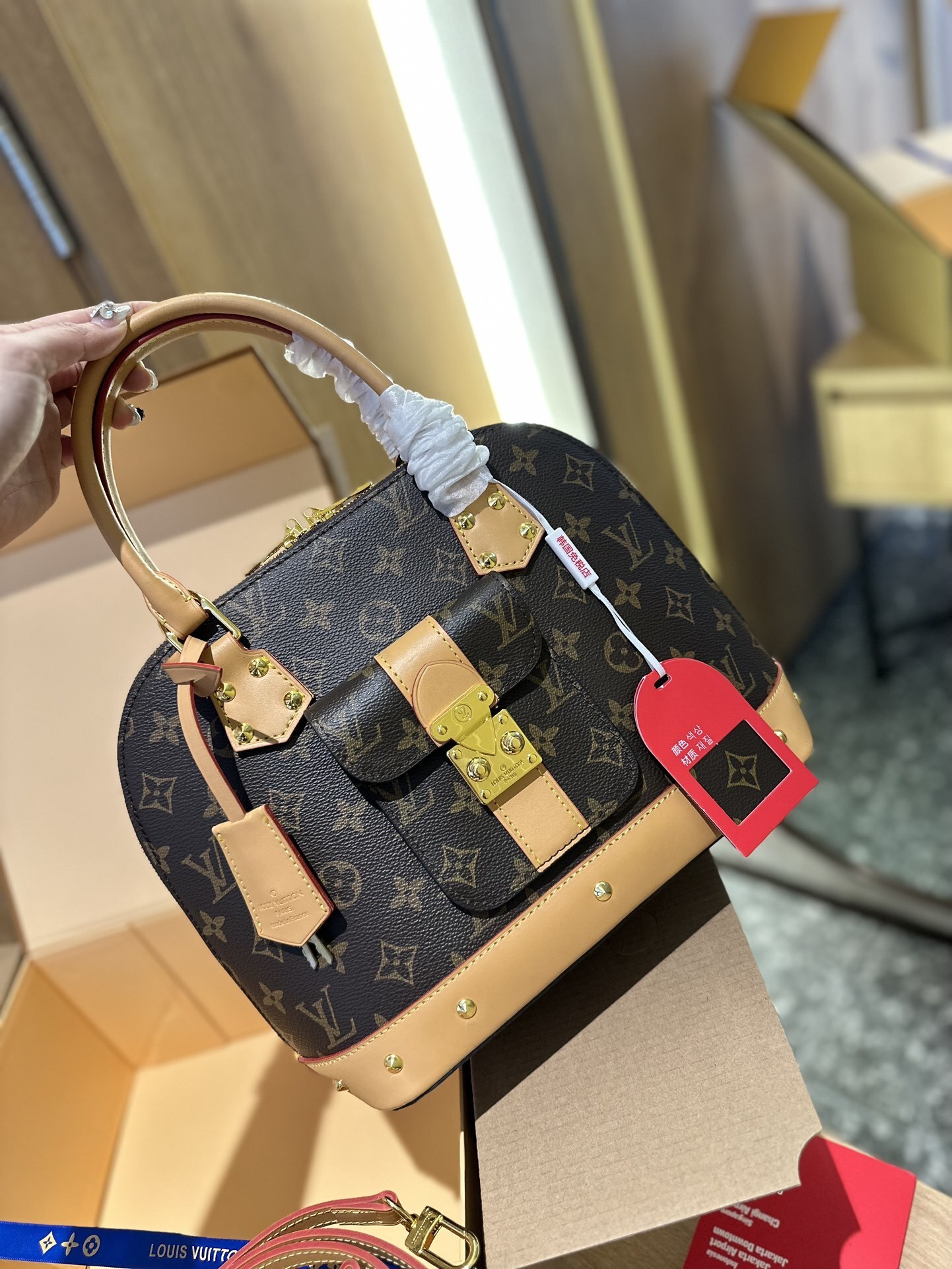 LV Alma 4106T 