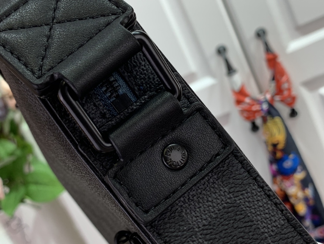 LV ALPHA MESSENGER M44165