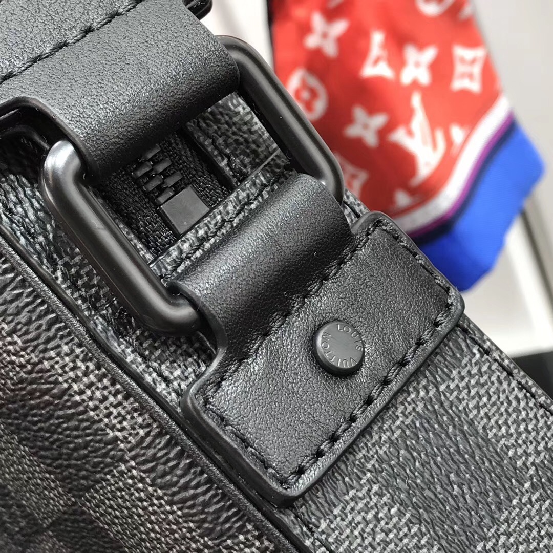 LV ALPHA MESSENGER M44165