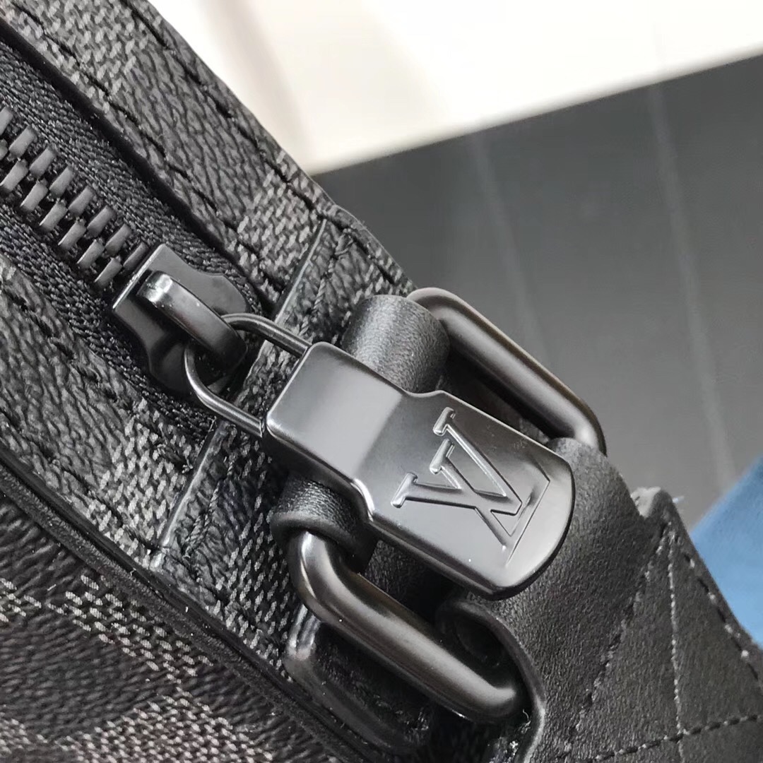 LV ALPHA MESSENGER M44165