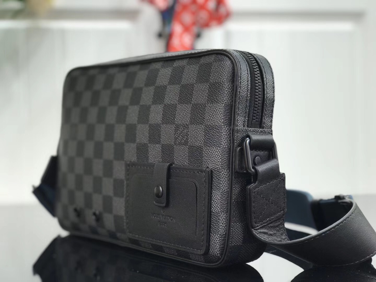 LV ALPHA MESSENGER M44165