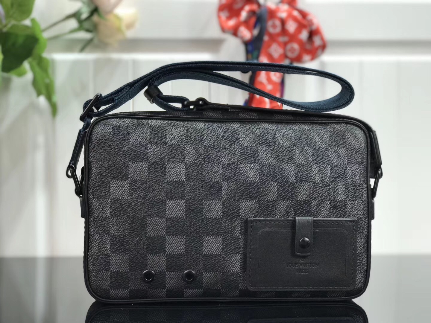 LV ALPHA MESSENGER M44165