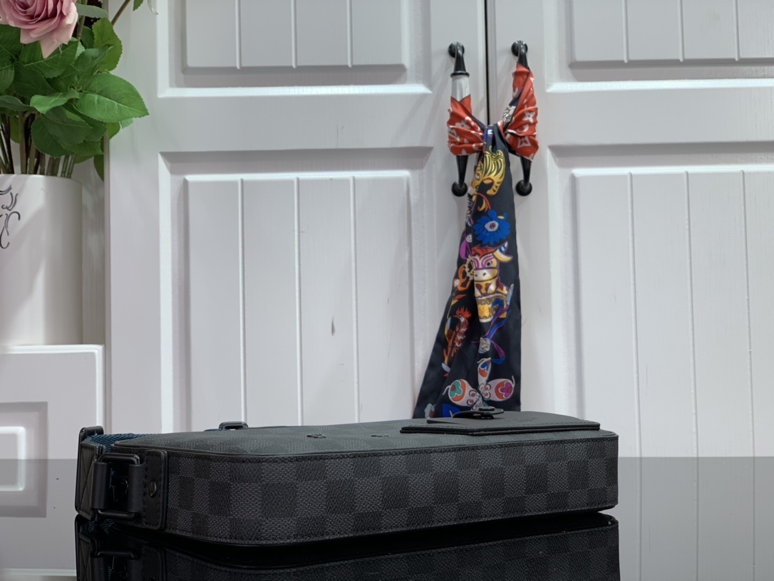 LV ALPHA MESSENGER M44165