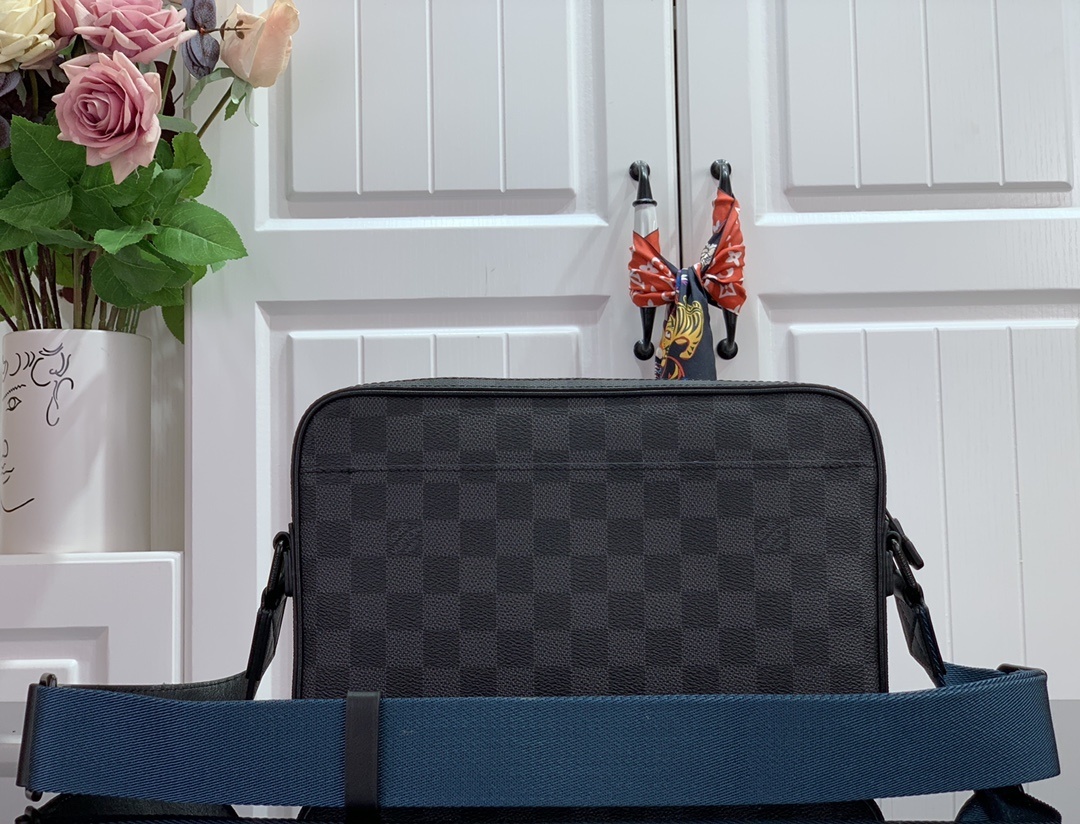 LV ALPHA MESSENGER M44165