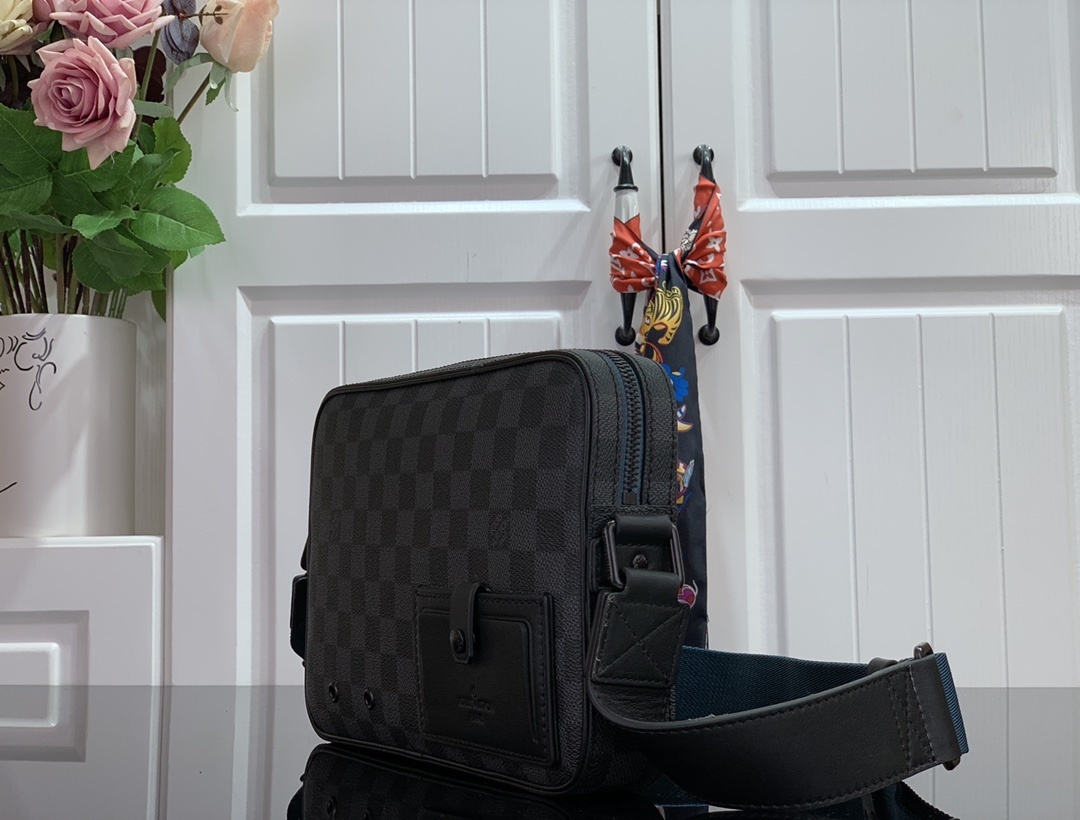 LV ALPHA MESSENGER M44165