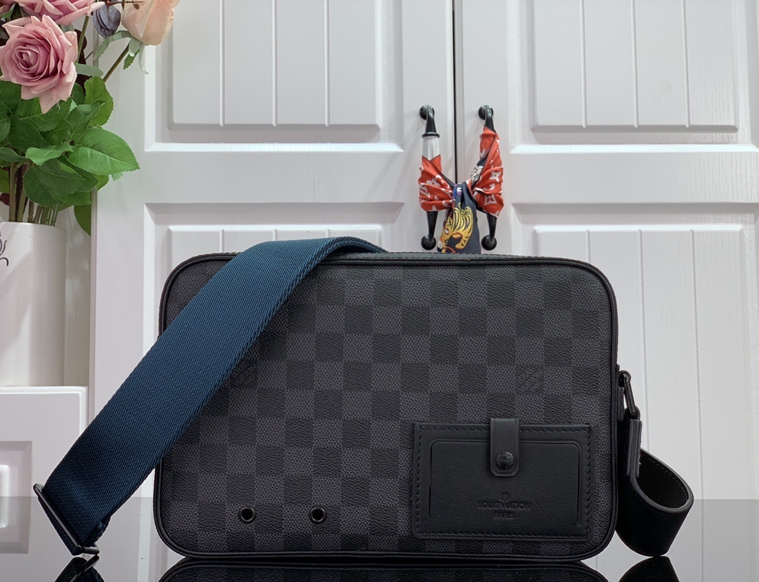 LV ALPHA MESSENGER M44165