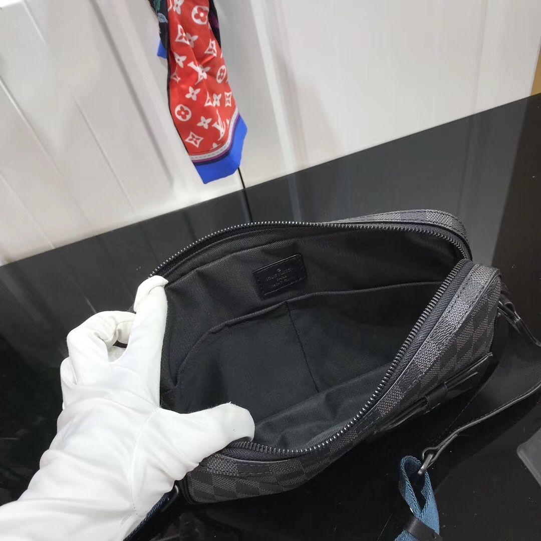 LV ALPHA MESSENGER M44165