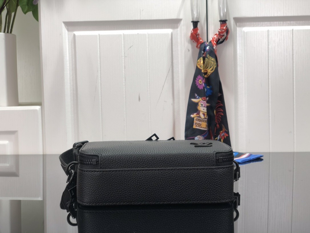 LV ALPHA WEARABLE wallet M59161