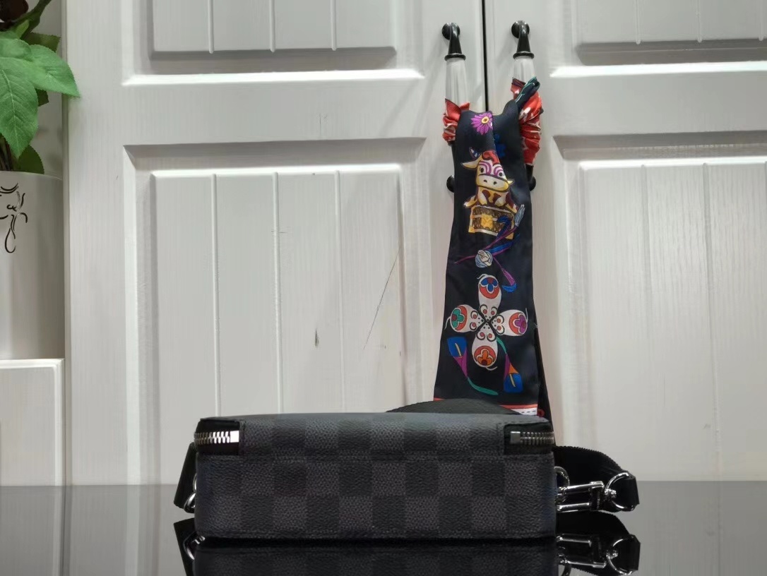 LV ALPHA WEARABLE wallet N60414