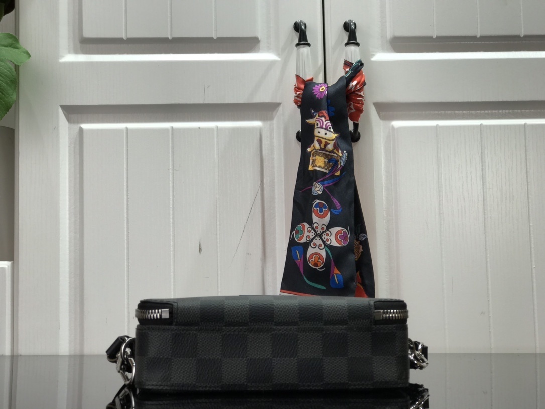 LV ALPHA WEARABLE wallet N60418