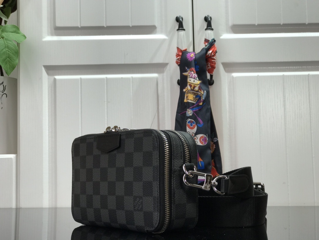 LV ALPHA WEARABLE wallet N60418