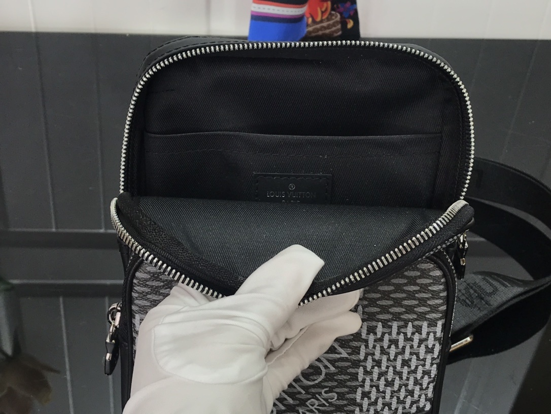 LV AMAZONE SLINGBAG N50012