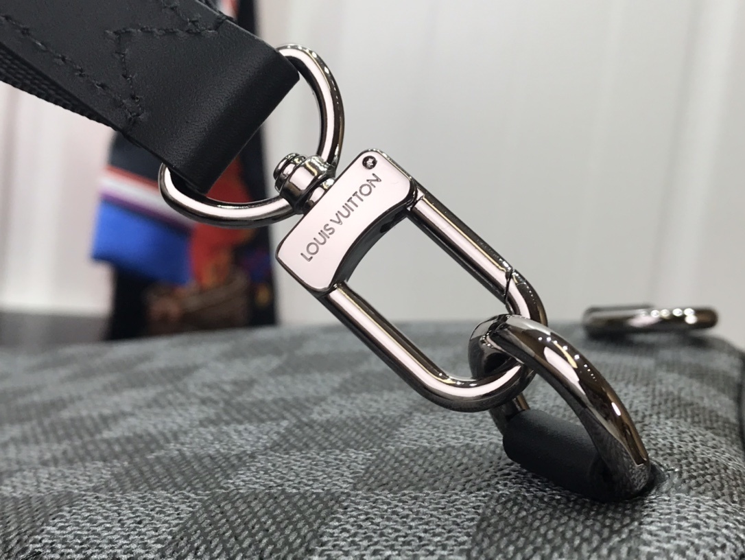 LV AMAZONE SLINGBAG N50012