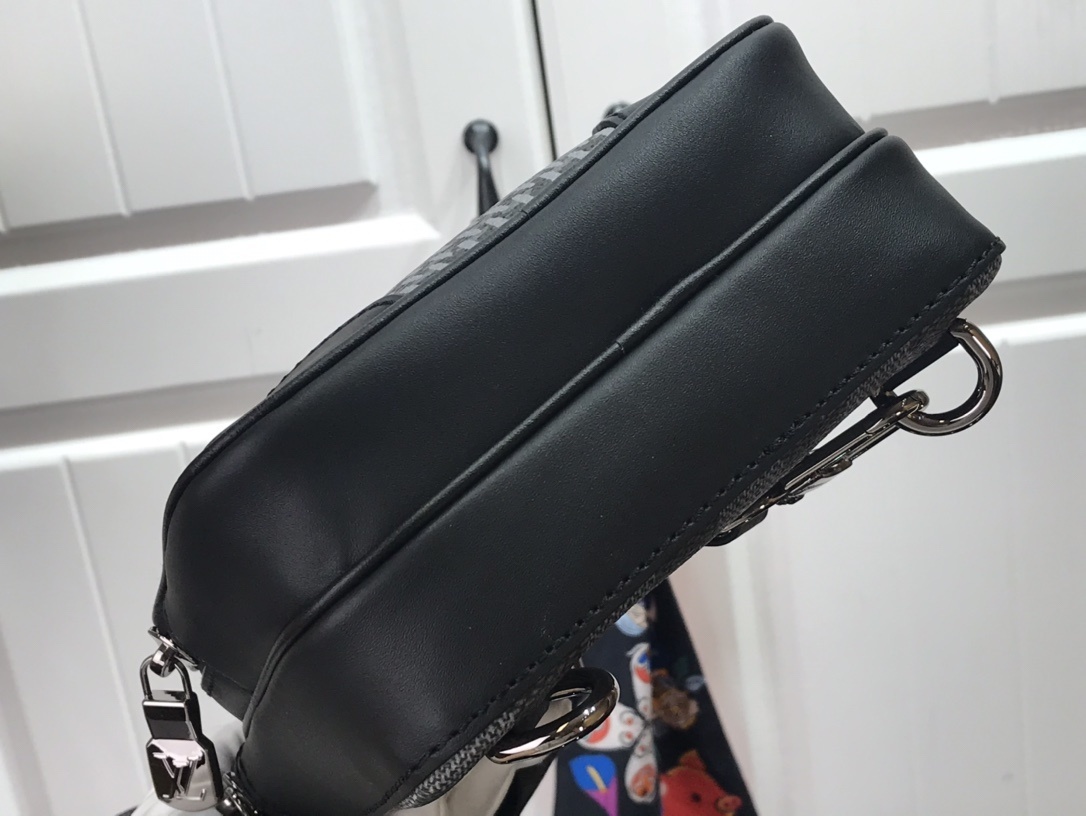 LV AMAZONE SLINGBAG N50012