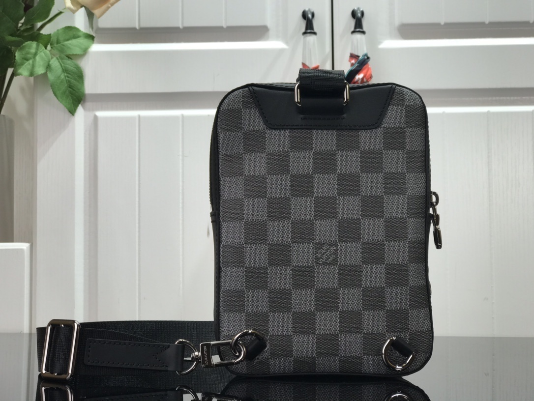 LV AMAZONE SLINGBAG N50012