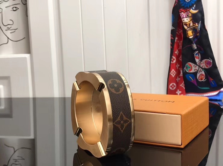 LV Ashtray 120405A