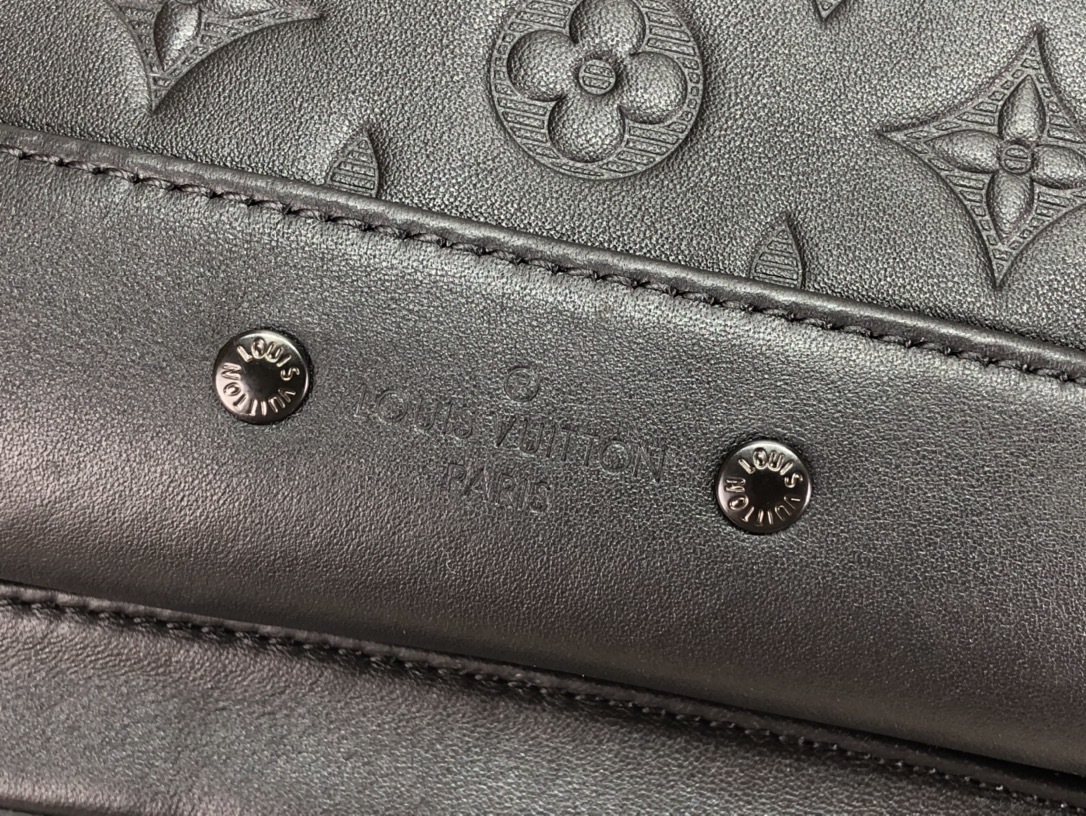 LV Avenue Sling Bag m46107