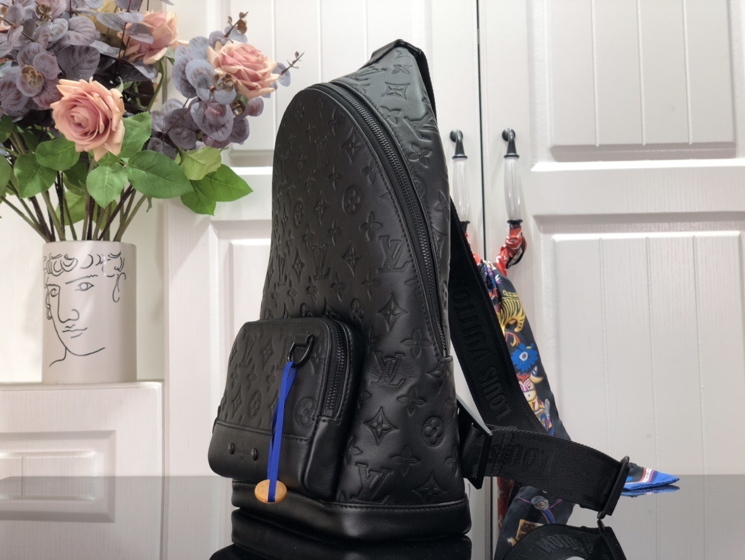 LV Avenue Sling Bag m46107