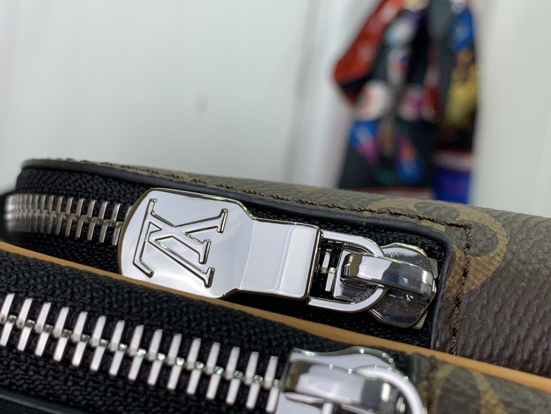 LV Avenue Sling Bag m46718 