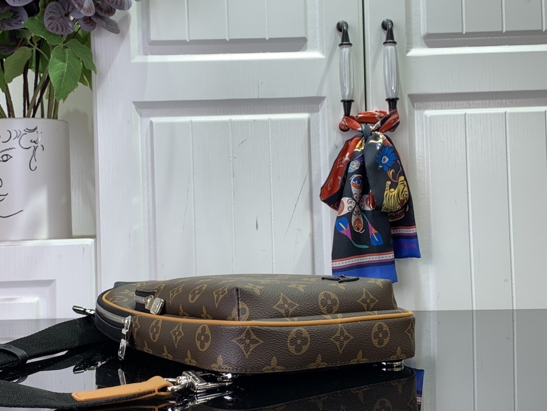 LV Avenue Sling Bag m46718 