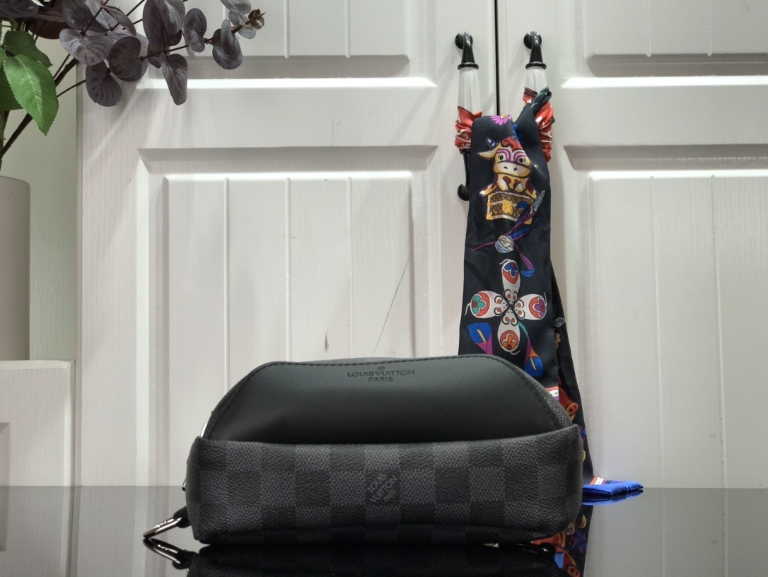 LV AVENUE SLING BAG N40403