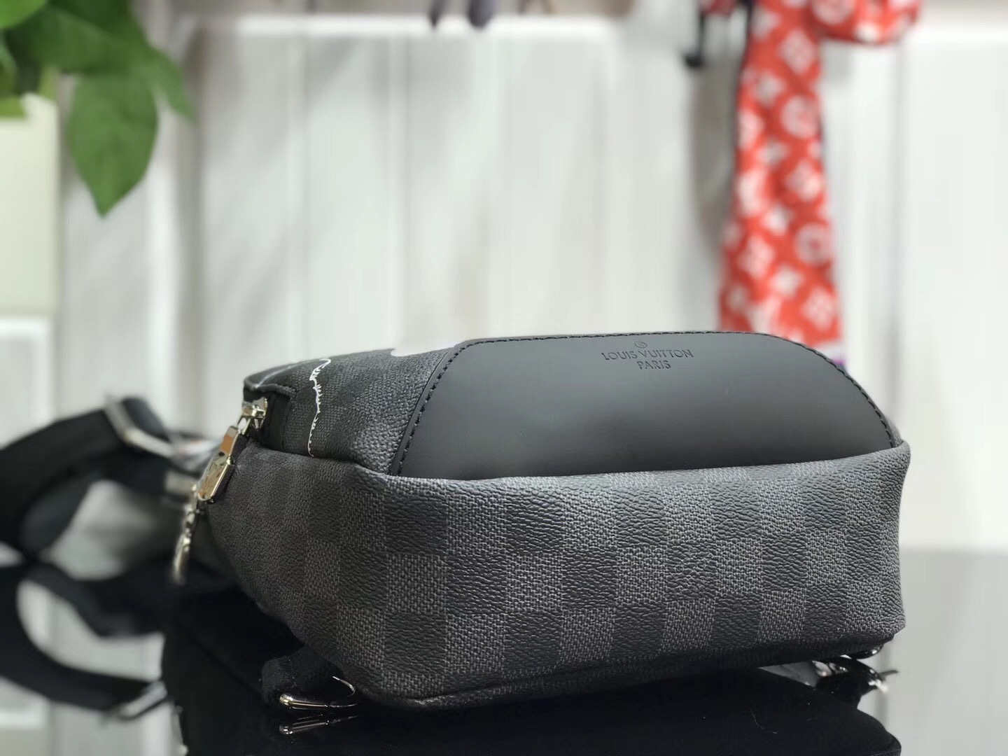 LV AVENUE SLING BAG N41719DT