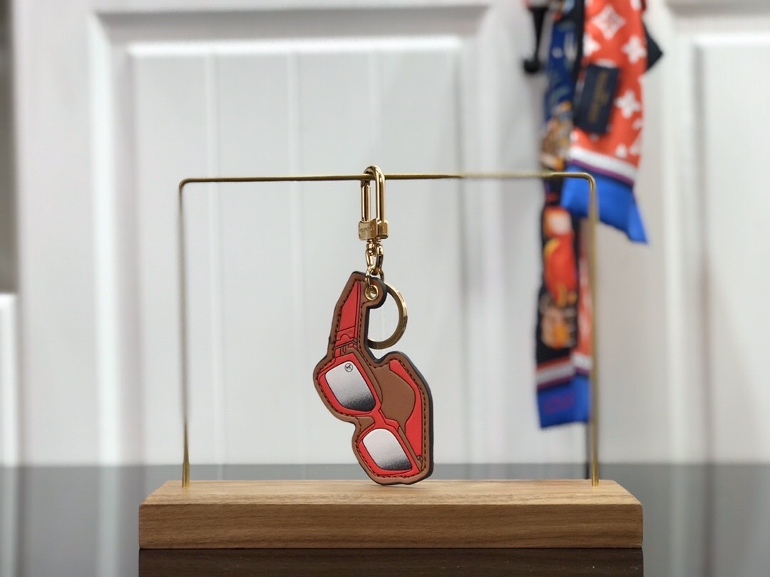 LV BAG CHARM AND KEY HOLDER M68865