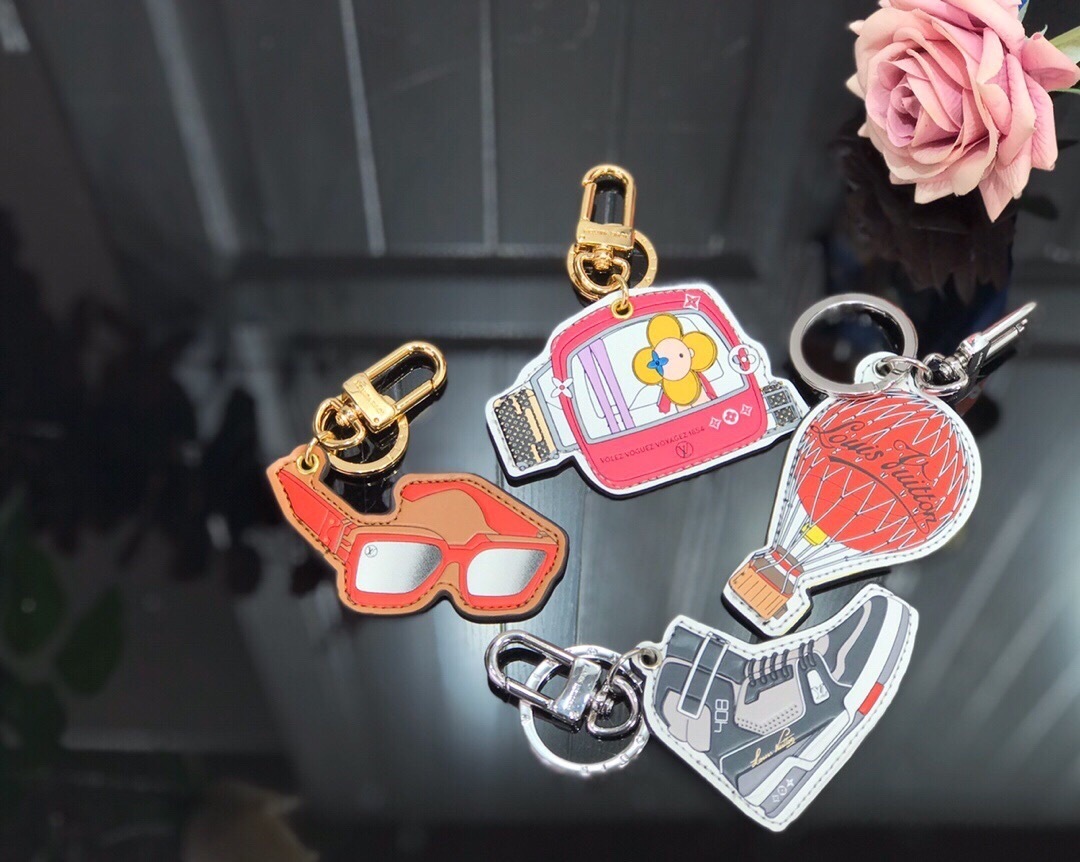 LV BAG CHARM AND KEY HOLDER M68865