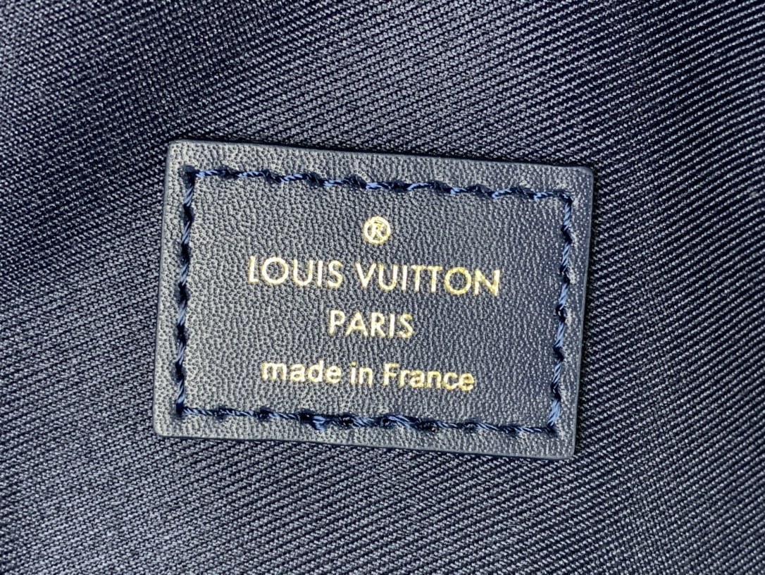 LV Bakcpack M23905