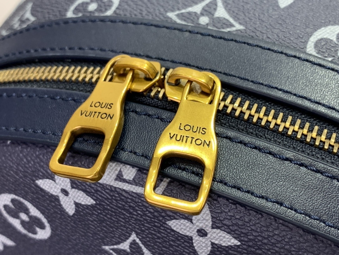 LV Bakcpack M23905