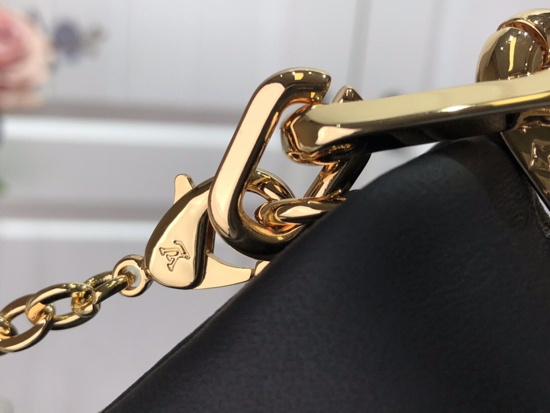 LV BELTBAG COUSSIN M81127 