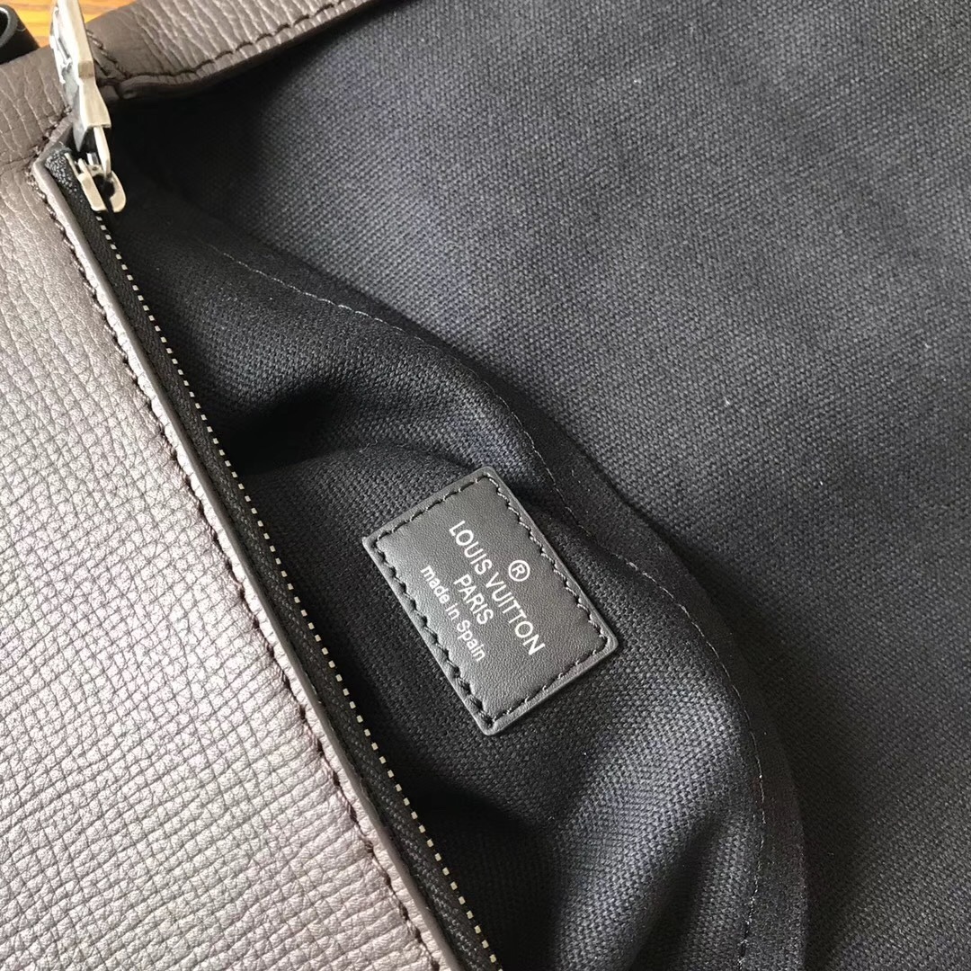 LV CANYON Message bag M54963