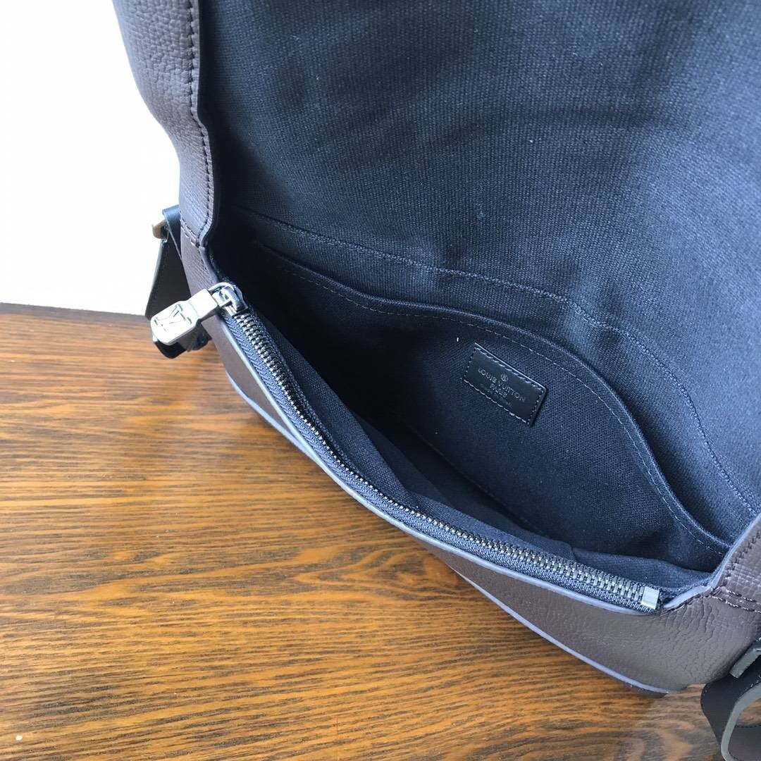 LV CANYON Message bag M54963
