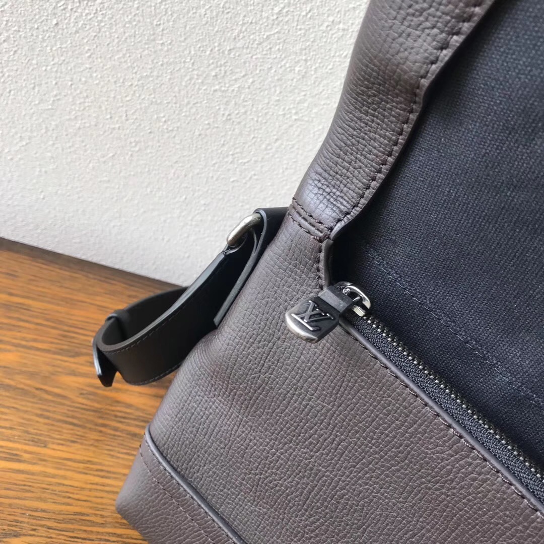LV CANYON Message bag M54963