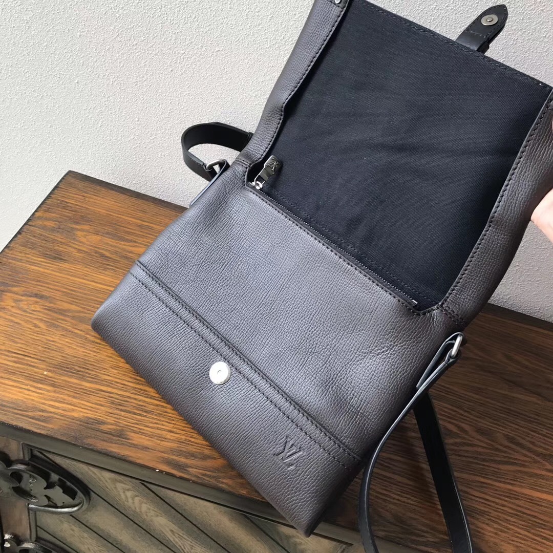 LV CANYON Message bag M54963
